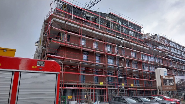 W powietrzu latały kawałki blachy. Straż pożarna interweniowała na budowie bloku [wideo, zdjęcia]