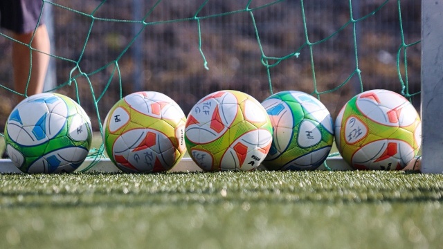 Na jednym boisku grają dzieci z autyzmem czy zespołem Downa, a na drugim - bez rąk i na wózkach