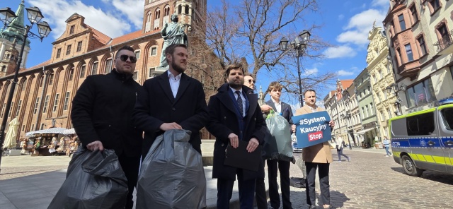 Worek z butelkami na klamce biura posła Lenza. KonfederacjaNowa Nadzieja o systemie kaucyjnym