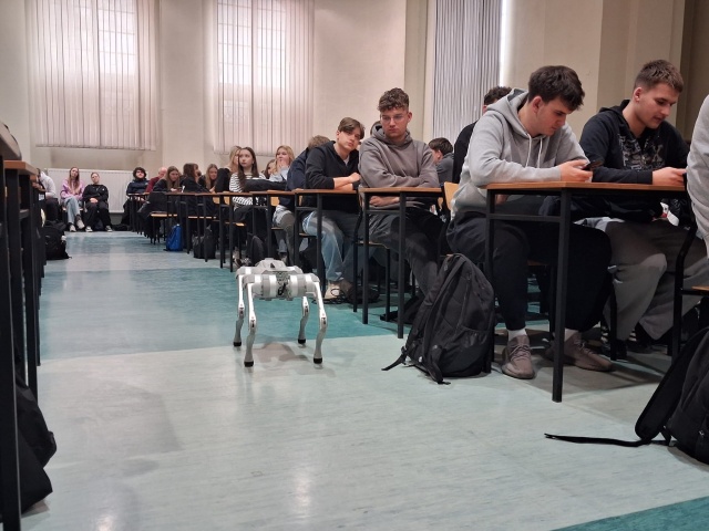 Nowoczesne technologie w praktyce. Uczniowie sterowali robo-psem [zdjęcia, wideo]