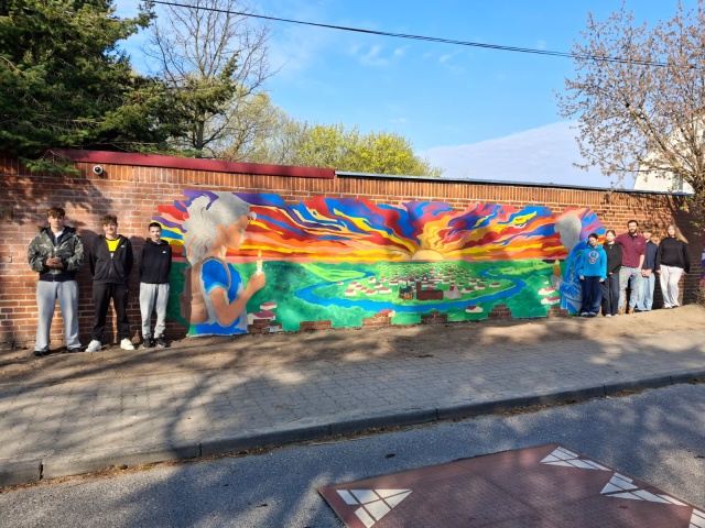 Uczniowie wymalowali zabytki i przyrodę Ziemi Świeckiej na murze swojej podstawówki [zdjęcia]