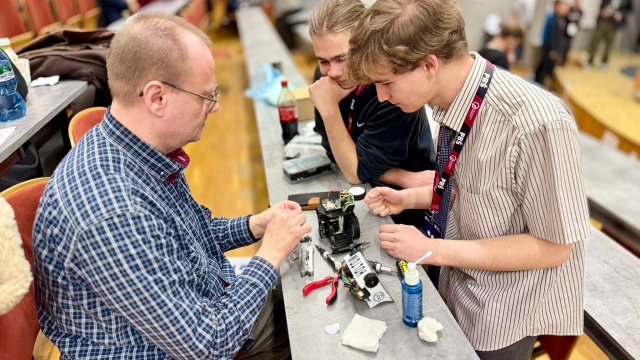 Starcie robotów w Bydgoszczy Uczniowie wgrali im algorytm walki [zdjęcia]