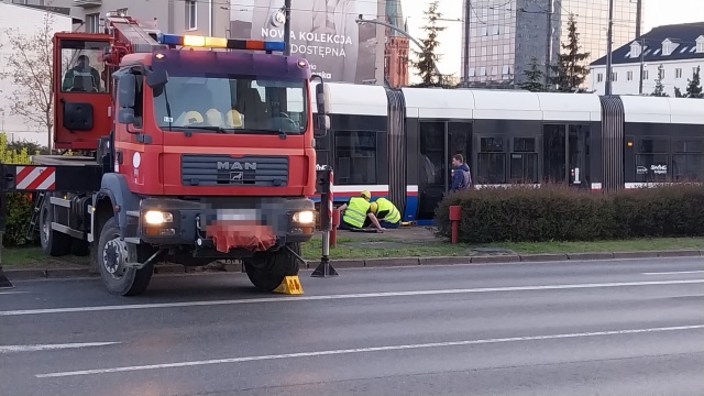 Wykoleiła się trójka, tramwaje nie jadą przez Jagiellońską i Rondo Fordońskie w Bydgoszczy [wideo, zdjęcia]