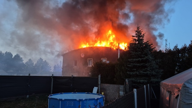 Pożar domu na ul. Łochowskiej w Bydgoszczy. Ewakuowano trzy osoby, w tym niemowlę [aktualizacja] [wideo i zdjęcia]