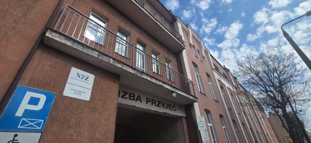 Lekarze i pielęgniarki ubrani na czarno. Protest w szpitalach powiatowych, pacjenci nie ucierpią