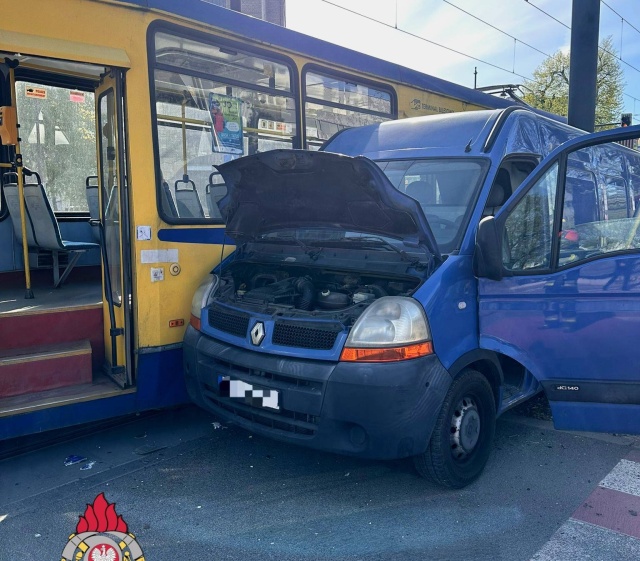 Zderzenie auta dostawczego z tramwajem przy Szosie Chełmińskiej w Toruniu [zdjęcia]