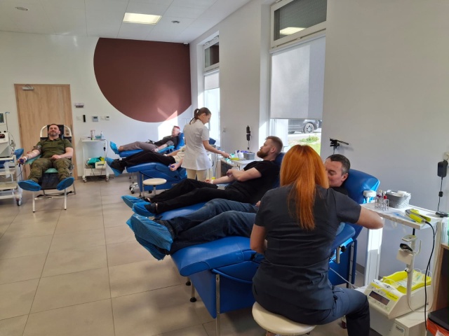 W wypadku motocyklowym mógł stracić nogę. Dostał krew i oddaje krew. Jak wielu innych [zdjęcia]