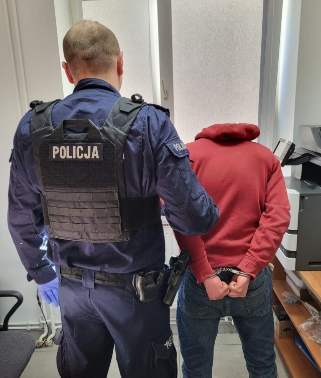 Spod kołdry prosto do zakładu karnego. Policja z Radziejowa nakryła skazańca