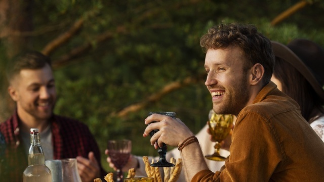 Nie dają się wypchnąć z gniazda - z różnych powodów. Dorosłe dzieci przy rodzicach [Temat Tygodnia]