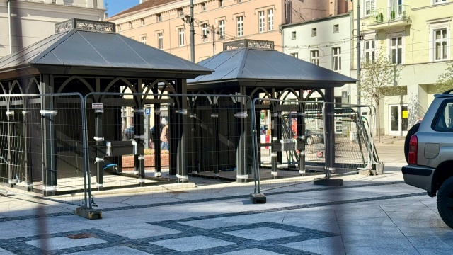 Kwiaciarnie wróciły na bydgoski Plac Wolności. Mamy zdjęcia nowych pawilonów [zdjęcia]