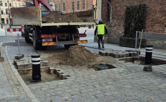 Torunianie protestują przeciw słupkom na starówce. Realne zagrożenie dla bezpieczeństwa