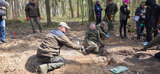 Bory Tucholskie. Szukają miejsca pochówku ofiary niemieckiej zbrodni. Reporter PR PiK z nimi [zdjęcia]
