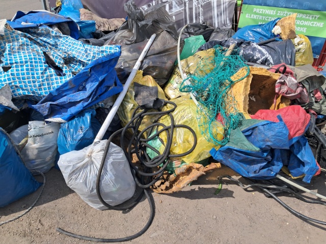 W tym niechlubnym konkursie wygrała muszla klozetowa. Sprzątanie rzeki Noteci [zdjęcia]