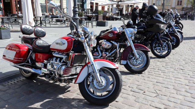 Motocykliści wjechali na płytę Starego Rynku. Rozumieją życie w drodze, więc oddają krew [zdjęcia]