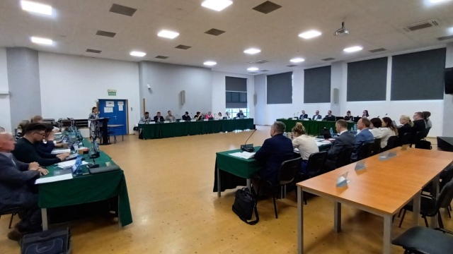 Autobusy szkolne miały być także dla innych pasażerów. Rodzice z Białych Błot powiedzieli nie