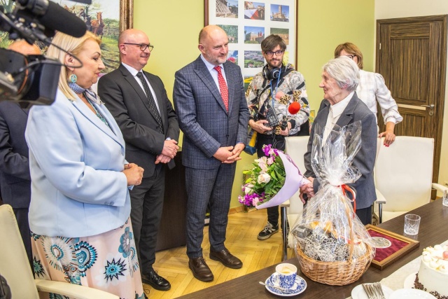 Czworo stulatków z regionu uhonorowanych. Mimo trudnych doświadczeń mogą nas uczyć optymizmu [zdjęcia]