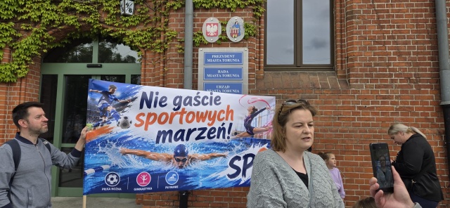 Likwidacja klas, oddziałów i zwolnienia. W Toruniu odbył się marsz w obronie oświaty [wideo, zdjęcia]