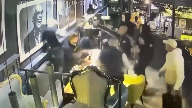 Pierwsze zatrzymania po weekendowej nocnej rozróbie w centrum Torunia [wideo]