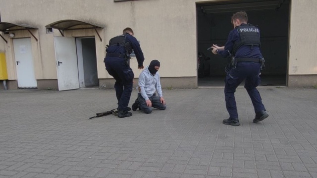 Policjanci z Grudziądza ukończyli ważne szkolenie. Tak reagują na ekstremalne sytuacje [zobacz wideo]