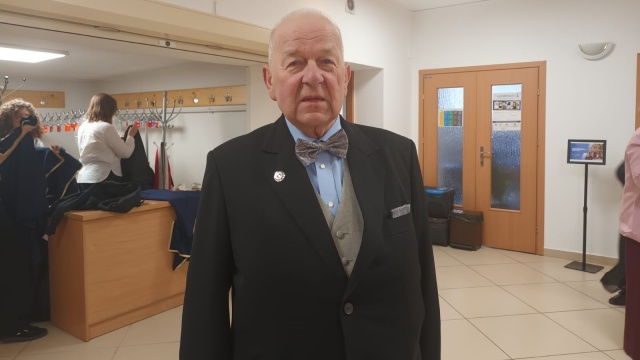 Mechanik z Bydgoszczy Eugeniusz Jasiniecki z najwyższym rzemieślniczym odznaczeniem - szablą Kilińskiego