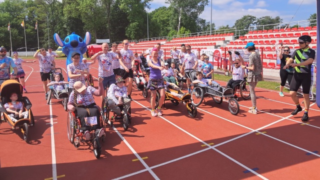 Miej serce do biegania - wyjątkowy bieg w Inowrocławiu. Wystartowali wraz z osobami na wózkach
