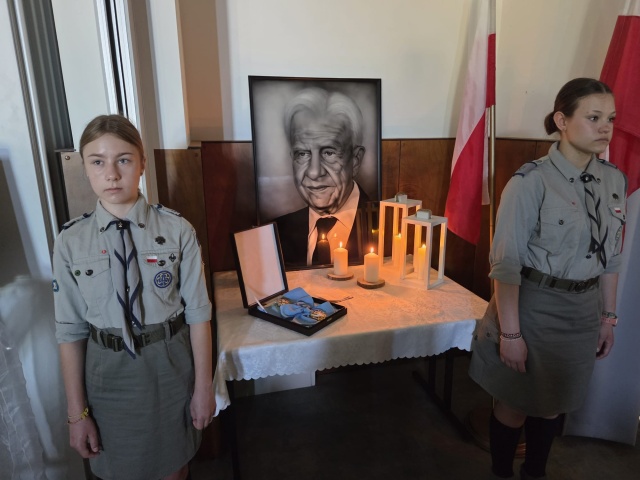 Szkoła w Wałdowie Szlacheckim uczciła imię legendarnego naczelnika Szarych Szeregów