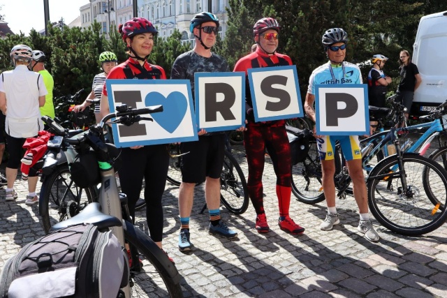 Sprzed bydgoskiego ratusza do Lubostronia. Rowerzyści kręcą kilometry dla Metropolii Bydgoszcz