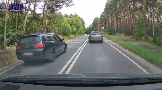 Wyprzedzał na trzeciego, do czołowego zderzenia było blisko. Ford zjechał na pobocze [wideo]