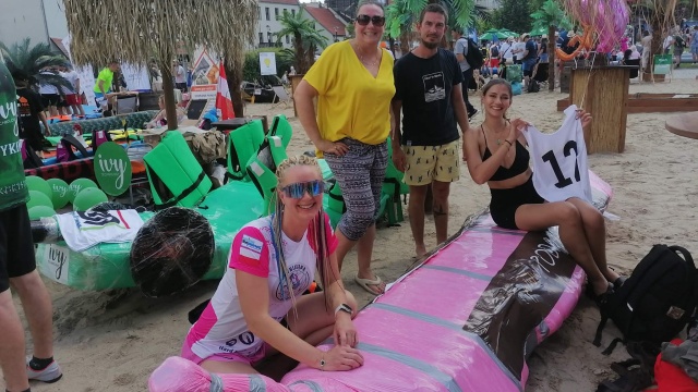 Zbudowali łodzie z plastikowych butelek i się ścigali. Załoga zakładu BAS była najszybsza [zdjęcia i wideo]