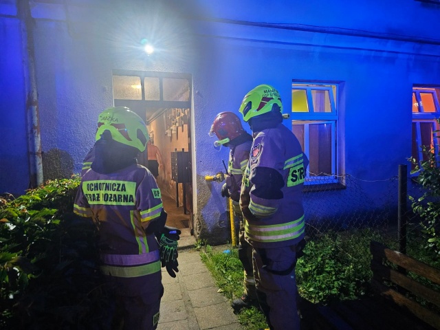 Podczas nocnej interwencji pogotowia w Strzelnie ratownicy wyczuli zapach dymu