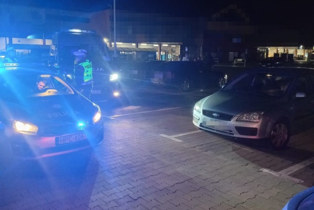 Toruńska policja na tropie nielegalnych wyścigów. W nocnej akcji kontrola 174 aut