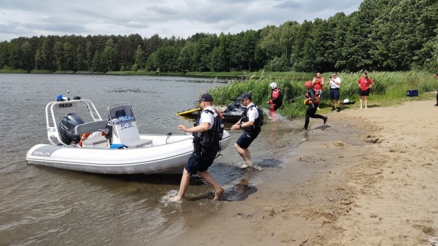 Policjanci z regionu ćwiczyli ratowanie tonących. Przed wakacjami doskonalili umiejętności nad wodą [zdjęcia]