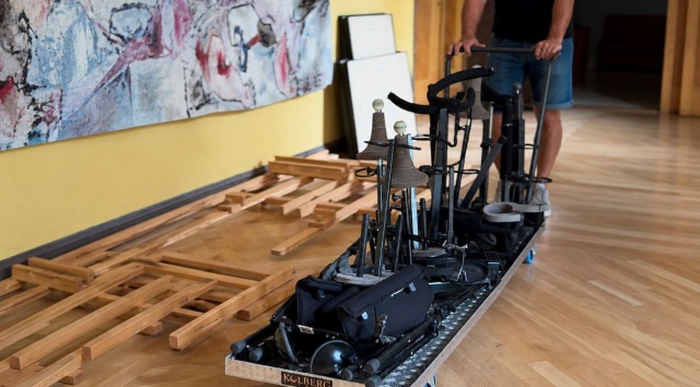 Zwijają wielkie gobeliny, wynoszą instrumenty, rzeźby i... poduchy Przeprowadzka filharmonii [zdjęcia]