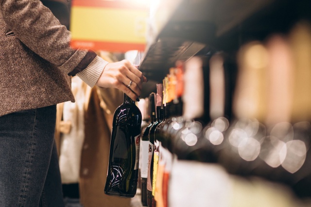 Koniec nocnej sprzedaży alkoholu w Toruniu. Zakaz obejmuje sklepy i stacje od godz. 22:00