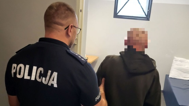 Zuchwała kradzież w Aleksandrowie Kujawskim. Senior stracił torbę, policja zatrzymała dwóch podejrzanych