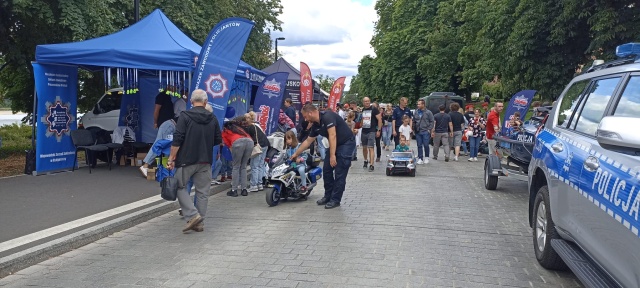 Tak wygląda służba w policji od kuchni. Funkcjonariusze z Torunia świętowali z mieszkańcami [zdjęcia]