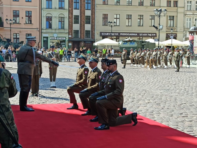 Żołnierze mianowani na pierwszy stopień oficerski na Rynku Staromiejskim w Toruniu. To zaszczytna funkcja