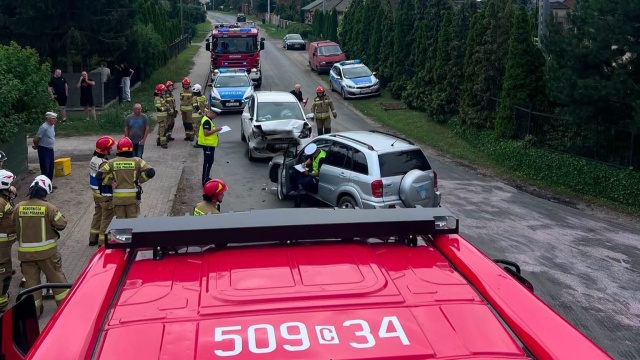 Czołowe zderzenie osobówek niedaleko Piotrkowa Kujawskiego. Kobieta trafiła do szpitala [zdjęcia]