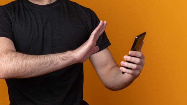 Zakaz używania telefonów w podstawówkach od 1 września. Członkowie Lewicy mówią o wyjątkach