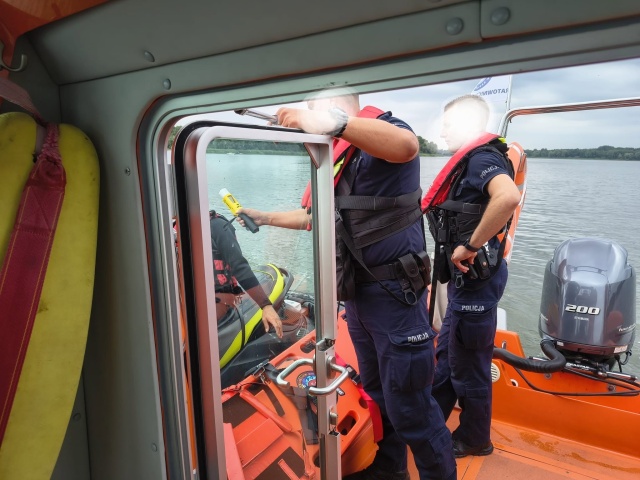 Na Gople podpływali skuterami tuż pod kąpiących się ludzi. Ratownicy interweniowali z policją [zdjęcia]