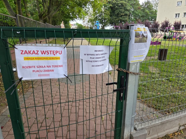 Piaskownica pełna szkła Bezwzględny zakaz wstępu na plac zabaw w Świeciu [AKTUALIZACJA]