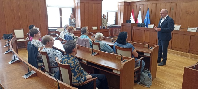 Lekcja samorządowa w Urzędzie Marszałkowskim w Toruniu. Seniorzy otrzymali czujki tlenku węgla