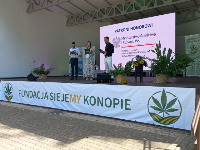 W Płowcach pod Radziejowem przez weekend wychwalają konopie. Zalet mają bez liku