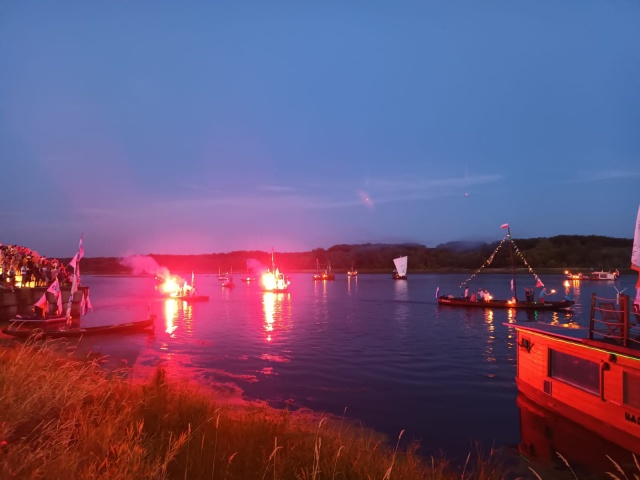 Parada oświetlonych racami łodzi podczas Festiwalu Wisły w Bydgoszczy