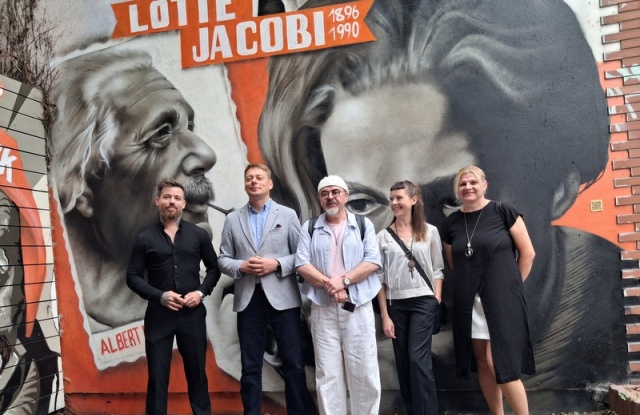 Ze Stanów Zjednoczonych do Torunia. Lotte Jacobi ma swój mural w Toruniu [zdjęcia]