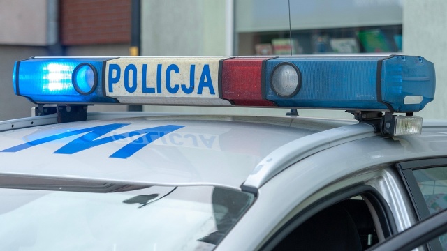 Bydgoscy policjanci szukają sprawców wieczornych kradzieży w sklepach - zniknęły pieniądze i biżuteria