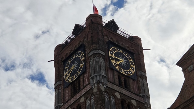 Na słynnej wieży w Toruniu czas stanął. Pogoda zatrzymała wiekowy zegar