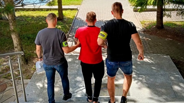 42-latek z Bydgoszczy ponownie zatrzymany. Trafił do aresztu, usłyszał zarzut rozboju