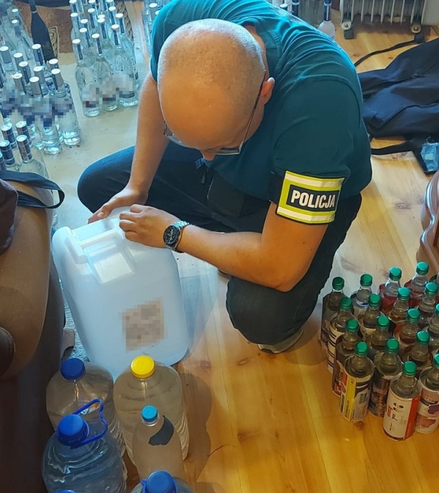 Nielegalne papierosy, tytoń i jakaś ciecz. Policja w mieszkaniu 61-letniego torunianina [zdjęcia]