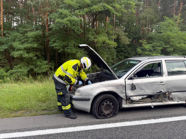 Poważny wypadek na DK 10 niedaleko Bydgoszczy. Motocyklista jest ranny [zdjęcia]
